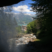Das Grandhotel Giessbach hinter dem zweiten Giessbachfall