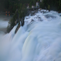 Rheinfall von der Zürcher Seite bei Nacht