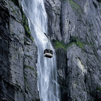 Die Schilthornbahn vor dem Mürrenbachfall