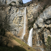 Der unterste Seerenbachfall mit der Rinquelle im Vordergrund