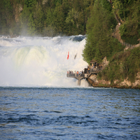 Das Aussichtsplattform auf Zürcher Seite im Rheinfall