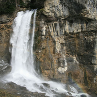 Unmittelbar unterhalb der dritten Stufe der Seerenbachfälle tritt das Wasser der Rinquelle aus dem Berg und fällt über eine 45 m hohe Felswand direkt in den Seerenbach. 